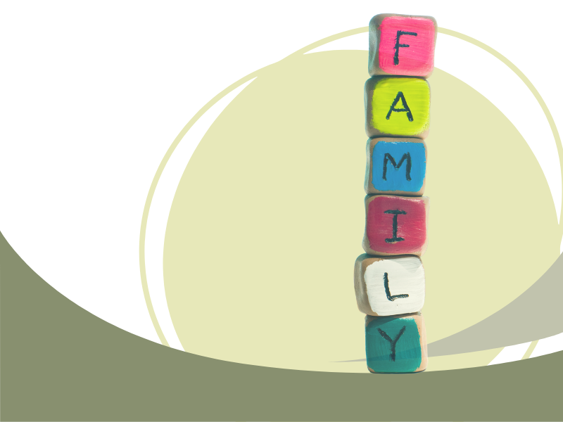 Cubi colorati con la parola family nell’immagine dedicata agli incontri aperti alle famiglie del progetto Genitorialità Inclusiva.