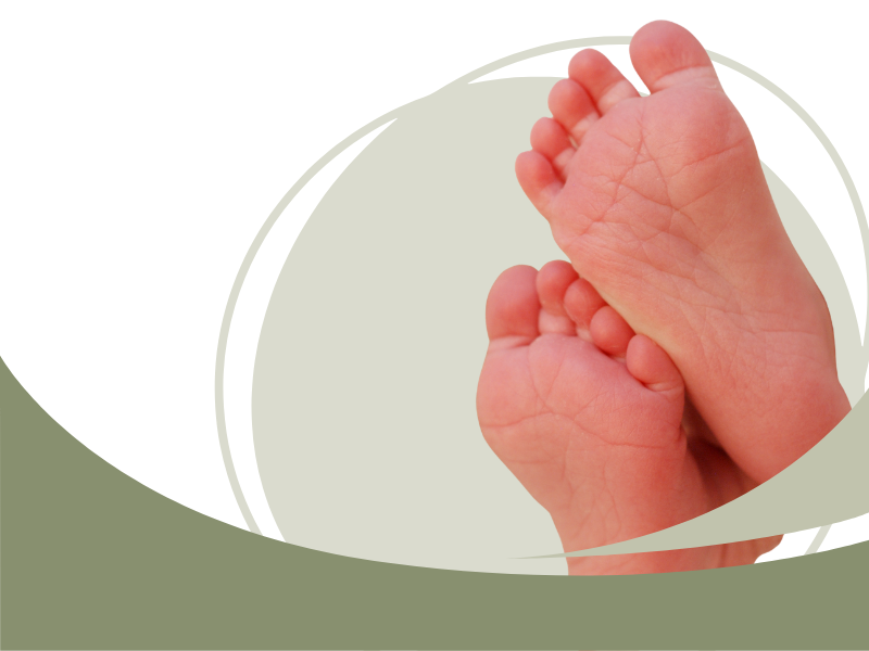Piedini di un neonato nell’immagine dedicata al percorso intensivo per 6 nuclei familiari del progetto Genitorialità Inclusiva.